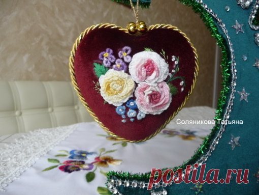 Дорогие мои ДРУЗЬЯ!
И снова я к вам со своим чудесным настроением и огромным желанием заразить вас творчеством, вдохнуть в вас позитивчика и подтолкнуть на создание новогодних игрушек.
Создание таких игрушек,ярких тонов, блестяшек , бисера и мишуры создает внутри нас ощущение праздника!
При оформлении в коробочку, игрушка превращается в самый добрый, милый подарок.
А такими приемами можно украсить не только игрушки, а вышить на карманчик блузы или на воротничок. Если согла...