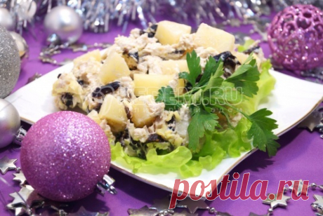 Салат с курицей и черносливом Этот нежный и вкусный салат с курицей, ананасами и черносливом станет желанным гостем на любом праздничном столе, а приготовить его довольно легко.