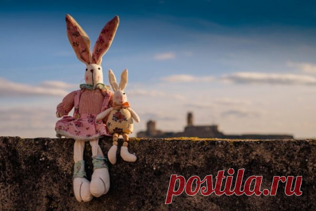 Дети — нескончаемый источник анекдотов. Они выдают шутки каждый день по несколько штук! Даже если у вас никогда не получалось травить анекдоты, вам по силам стать душой любой компании, стоит лишь пересказать забавные моменты из жизни детей.