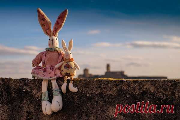 Дети — нескончаемый источник анекдотов. Они выдают шутки каждый день по несколько штук! Даже если у вас никогда не получалось травить анекдоты, вам по силам стать душой любой компании, стоит лишь пересказать забавные моменты из жизни детей.