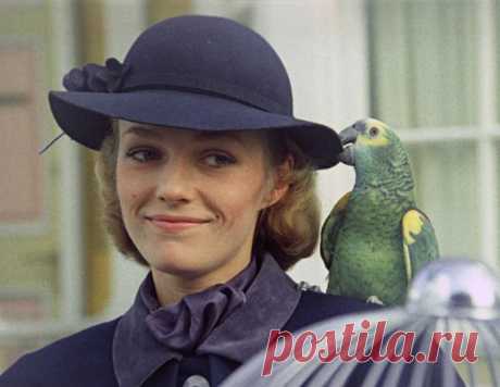 Наталья Андрейченко: взлеты и падения «Леди Совершенство»  Кадр фильма «Мэри Поппинс, до свидания»
3 мая актрисе Наталье Андрейченко исполнилось 60 лет
«Ах, какое блаженство знать, что я – идеал!» — так пела ее безупречная Мэри Поппинс. Между тем, в жизни ак…