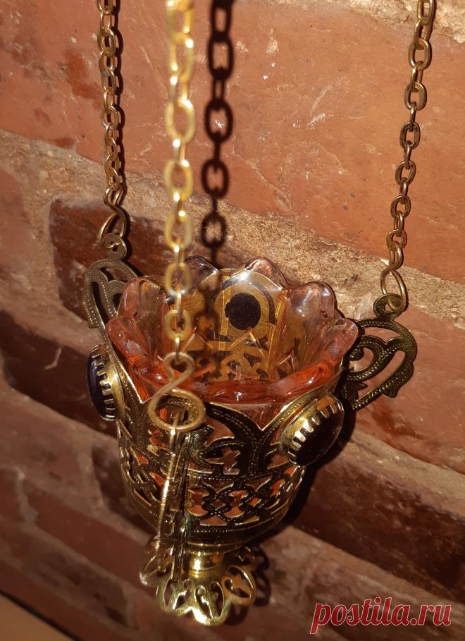 Лампада в комплекте. 19 век. Российская Империя. Вставка. Латунь. Штихель. 
Высота : 123 мм. Диаметр : 70 мм. Цепь : 340 мм. Купол : Высота : 40. Диаметр : 54 мм. 
Вставка. Диаметр : 20 мм. 
Цена : 4500 руб. 

Купить : 

#лампадакомплекте #19век #РоссийскаяИмперия #ВставкаЛатуньШтихель #православие #христианство #лампада