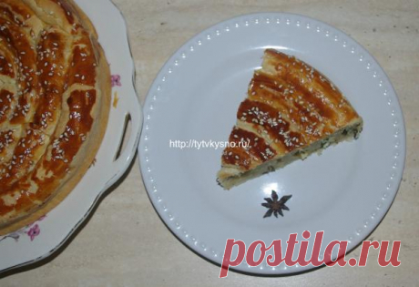 Пирог Улитка из слоеного теста с сыром и зеленью — ТутВкусно! ru