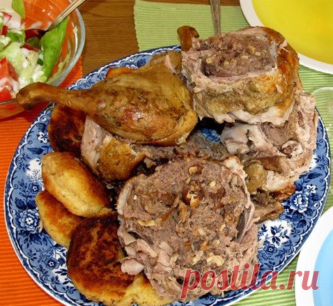 Рождественская утка с грибами и орехами