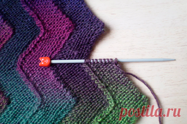 Одеяло «Зиг-Заг» из 10 петель: мастер-класс Урок по вязанию одеяла методом набора полосок. Все связывается постепенно не требуя сшивания частей. Используя этот метод можно связать одеяло из