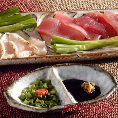 新鮮なお魚を酢醤油と刺身醤油と両方で楽しみたい時ってありますよね。　同じ仕切りでも味のある土物和食器はちょっと珍しいと思います。　しかも伝統の萩焼。　他にも沢山使い道あります。　それにお醤油も仕切りでちょっと落として控えめに、なんて事もできて賢い使い方できますね。　【おとなの和食器屋 さんすい】通販本店の「萩焼仕切楕円豆皿」です。
．
．
,
#醤油皿#楕円皿#豆皿#和食器 #うつわ #器 #和食器好き #和食器のある暮らし #丁寧な暮らし #刺身 #暮らしを楽しむ #陶器 #萩焼き#うちごはん #和食器大好き #料理勉強中 #おうちごはん #ふたりごはん #ウチゴハン #料理写真 #食卓 #仕切り皿 #家庭料理 #おうち時間 #焼き物 #陶磁器 #おとなの和食器屋さんすい #食卓 #和食ご飯　#小皿