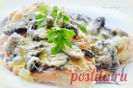 Как жарить мойву в духовке 

Вы до сих пор жарите мойву на сковородке? Этот способ приготовления рыбки давно устарел. Сейчас многие мойву жарят в духовке. Это быстро и удобно, к тому же никаких брызг. 

Ингредиенты: 

0,5 кг мойвы 
соль 
черный молотый перец 
мука 

Растительное масло не понадобится, ведь жарить рыбку мы будем не в сковородке, а на противне. 

Приготовление: 

Рыбу моем и даем ей полностью оттаять. 
Просушиваем ее. Смешиваем муку с перцем молотым и солью. ...