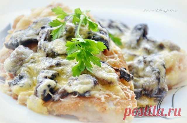 Как жарить мойву в духовке 

Вы до сих пор жарите мойву на сковородке? Этот способ приготовления рыбки давно устарел. Сейчас многие мойву жарят в духовке. Это быстро и удобно, к тому же никаких брызг. 

Ингредиенты: 

0,5 кг мойвы 
соль 
черный молотый перец 
мука 

Растительное масло не понадобится, ведь жарить рыбку мы будем не в сковородке, а на противне. 

Приготовление: 

Рыбу моем и даем ей полностью оттаять. 
Просушиваем ее. Смешиваем муку с перцем молотым и солью. ...