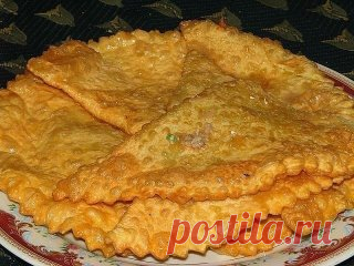 «Крымские» чебуреки из слоеного теста — правильный рецепт Это самые вкусные чебуреки, которые мне когда либо приходилось есть. Весь секрет в тесте — оно получается особенным! Попробуйте приготовить — очень вкусно! Продукты (примерно на 12 чебуреков): - 3 стакана муки, - 1 куриной яйцо (желток), - 1/3 ст стакана растительного масла, - 3/4 стакана воды, - 0,5 ч.л.соли Фарш — обычный, секрет этих чебуреков в тесте, поэтому фарш для них можно взять по своему-вкусу (я беру фарш 70% свинины, 30% говяд