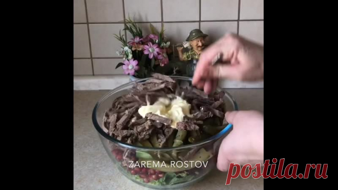 САЛАТ,ВКУСНЕЙ НЕ БЫВАЕТ

Ингредиенты:
Мясо
Огурцы консервированные
Огурцы свежие
Пекинская капуста
Гранат
Сметана или майонез
Зелень
Соль,чёрный перец

Мясо отвариваем.(Любое по вашему вкусу,у меня говядина)Все ингредиенты режем на длинные тонкие брусочки.
Мелко нарезаем зелень.
Гранат очищаем от кожуры.
Добавляем сметану или майонез на ваш вкус.(у меня майонез).Все хорошо перемешиваем и салат готов!