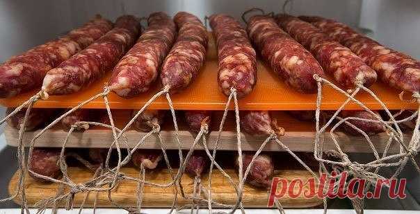 Сыровленая колбасятина. 

Друзья мои! Сегодня наша тема - сыровяленая колбаса в домашних условиях. Мне очень нравится пробовать и привозить именно сыровяленую колбаску, когда удается путешествовать по Европе. Уже в нескольких странах я ел ее с удовольствием, удивляясь ее тонкому мясному вкусу. Я понимаю, что там она вялится на свежем воздухе, а я могу предложить только московский балкон, но попробовать стоит! Итак я решил навялить несколько батончиков в домашних условиях :...