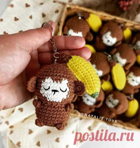 PDF Обезьянка с бананом крючком. FREE crochet pattern; Аmigurumi toy patterns. Амигуруми схемы и описания на русском. Вязаные игрушки и поделки своими руками #amimore - маленькая обезьянка, обезьяна, брелок в виде мартышки из обычной пряжи.