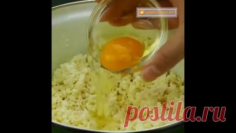 Домашний сыр
Обычный творог варим в воде около 20 минут.
В миске с смешиваем наш готовый творог со сливочным маслом,добавляем яйцо,соль и соду.
Все тщательно мешаем и толчем пока масса не загустеет.
Выкладываем нашу массу в форму и ставим в холодильник на 5 часов.