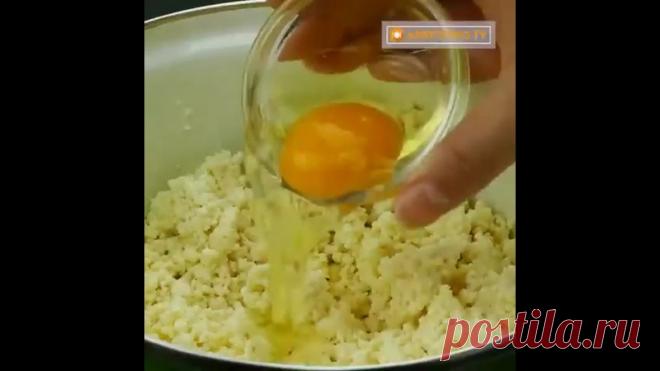 Домашний сыр

Обычный творог варим в воде около 20 минут.
В миске с смешиваем наш готовый творог со сливочным маслом,добавляем яйцо,соль и соду.
Все тщательно мешаем и толчем пока масса не загустеет.
Выкладываем нашу массу в форму и ставим в холодильник на 5 часов.