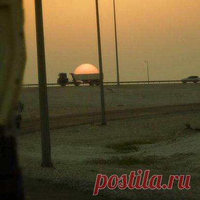 У солнышка закончился рабочий день, и оно поехало домой