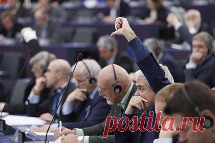 Десятый пакет санкций ЕС против России назвали последним. Между странами Евросоюза все еще сохраняются разногласия по вопросу антироссийских санкций, считает депутат Европарламента (ЕП) от Франции Тьерри Мариани. По его словам, из-за этого десятый пакет мер может стать последним. «Фон дер Ляйен отчаянно хотела отметить годовщину начала спецоперации», — отметил он.