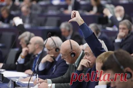 Десятый пакет санкций ЕС против России назвали последним. Между странами Евросоюза все еще сохраняются разногласия по вопросу антироссийских санкций, считает депутат Европарламента (ЕП) от Франции Тьерри Мариани. По его словам, из-за этого десятый пакет мер может стать последним. «Фон дер Ляйен отчаянно хотела отметить годовщину начала спецоперации», — отметил он.