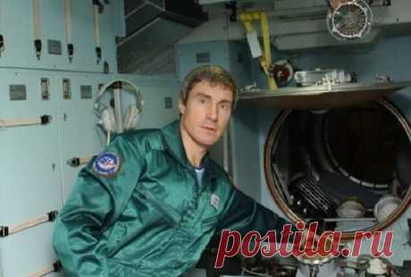 Российский космонавт, которого «забыли» в космосе Невероятно, но факт В декабре 1990 года Крикалев начал подготовку к участию в девятой экспедиции на станцию «Мир». «Союз ТМ-12» был запущен 19 мая 1991 года с командиром Анатолием Павловичем Арцебарским, бортинженером Крикалевым и британской астронавткой Хелен Шарман...