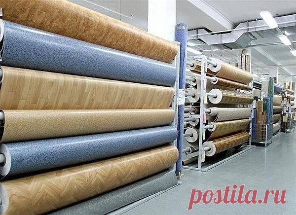 Как выбрать линолеум: преимущества, разновидности и критерии выбора

Еще совсем недавно иметь в своем жилище полы, покрытые линолеумом, считалось верхом мечтаний – такой декор пола ассоциировался с изысканностью интерьера и благосостоянием хозяев. Это уже сейчас появилось много доступных альтернатив, и линолеум, можно сказать, незаслуженно отодвинут немного в сторону. Почему это произошло, разбираться не будем, хотя причины этого достаточно банальны – например, нечестные р...