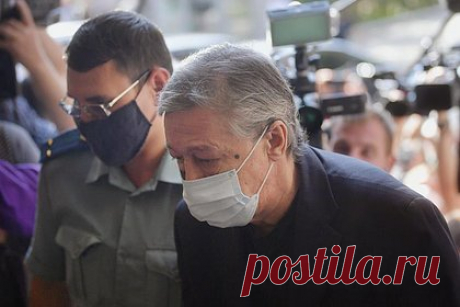 Уроженец Херсона рассказал о дружбе с Михаилом Ефремовым в колонии. Уроженец Херсона, отбывавший тюремное заключение в Белгородской колонии, рассказал о дружбе с Михаилом Ефремовым. 27-летний Станислав признался, что проявил инициативу в знакомстве с известным актером, так завязались их приятельские отношения. А к освобождению молодого человека из заключения Ефремов написал стих.