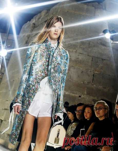 Louis Vuitton весна-лето 2018 — шикарное смешение стилей и эпох На создание новой коллекции Louis Vuitton Николя Гескьера вдохновила экспозиция сюртуков эпохи рококо и барокко, представленная в Метрополитен-музее в Нью-Йорке.

Новая коллекция Louis Vuitton весна-л…
