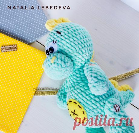 PDF Дино. FREE amigurumi crochet pattern. Бесплатный мастер-класс, схема описание для вязания амигуруми крючком. Игрушки своими руками! Динозавр, динозаврик, dinosaur, dinosaurio, dinossauro, dinosaure, dinosaurier, 恐竜, dinozaur, dinosaurus. #амигуруми #amigurumi #amigurumidoll #amigurumipattern #freepattern #freecrochetpatterns #crochetpattern #crochetdoll #crochettutorial #patternsforcrochet #вязание #вязаниекрючком #handmadedoll #рукоделие #ручнаяработа #pattern #tutorial #häkeln #amigurumis