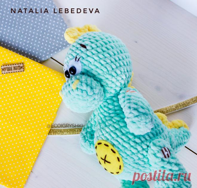 PDF Дино. FREE amigurumi crochet pattern. Бесплатный мастер-класс, схема описание для вязания амигуруми крючком. Игрушки своими руками! Динозавр, динозаврик, dinosaur, dinosaurio, dinossauro, dinosaure, dinosaurier, 恐竜, dinozaur, dinosaurus. #амигуруми #amigurumi #amigurumidoll #amigurumipattern #freepattern #freecrochetpatterns #crochetpattern #crochetdoll #crochettutorial #patternsforcrochet #вязание #вязаниекрючком #handmadedoll #рукоделие #ручнаяработа #pattern #tutorial #häkeln #amigurumis