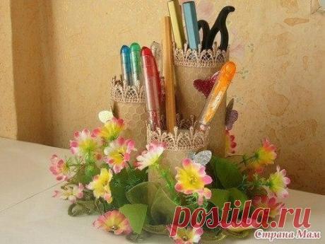 Органайзер своими руками

Ручки, карандаши и прочие канцелярские принадлежности часто попросту валяются без дела на столе. Визуально это создаёт невыносимую обстановку. Одним словом, бардак. Чтобы исправить подобную ситуацию и очистить рабочее место от ненужных вещей, можно сделать необычный органайзер, не тратя при этом финансовых средств.
