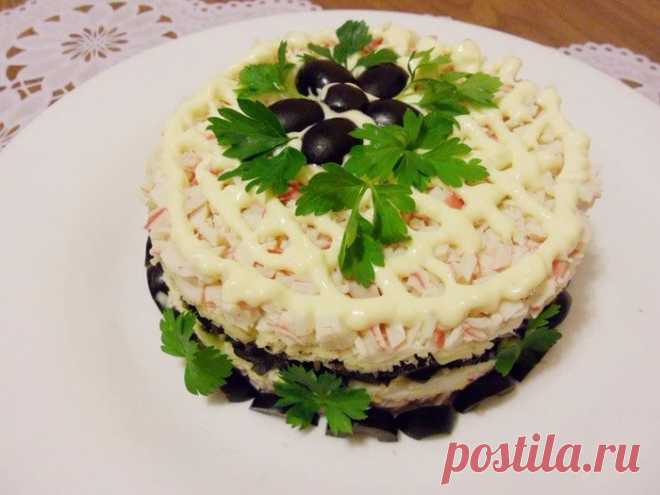 Вкусный крабовый салат с черносливом — украсит любой вечер!