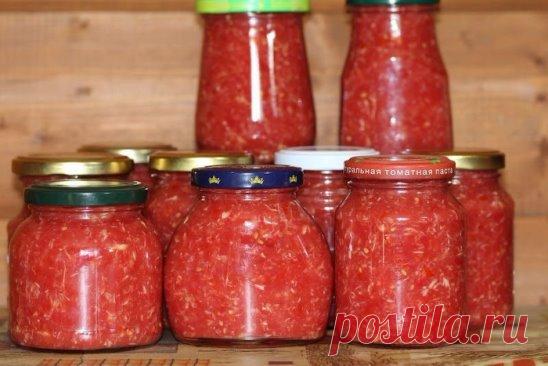 Хренодёр (Хреновина) сладко-острый
На 4 кг томатов 0,5 кг хрена (корни), 0,5 кг красного болгарского перца, 2 головки чеснока, 4 ст. л.соли, 5 ст.л. сахара, 4 ст.л. уксуса 9%.
Выход 10 банок по 0,5 литра.
Всё пропустить через мясорубку, добавить уксус, соль и сахар, перемешать, разложить по стерилизованным банкам, закрыть стерилизованными крышками, хранить в холодильнике.