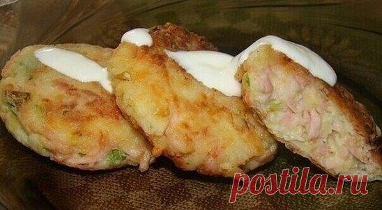 Готовим вкусные биточки
Ингредиенты:
- 4 шт вареного картофеля
- 100 г твердого сыра
- 150 г ветчины
- лук зеленый
- соль (если нужно)
- перец
- 2 яйца
- 1 столовая ложка муки
Картофель, сыр и колбасу натереть на терке. Добавить яйца, лук зеленый, поперчить и если нужно посолить.
Добавить муку и все хорошо перемешать.
Обвалять в муке, сделать в виде биточков и пожарить их на сковороде.
Подаем, полив сметаной.