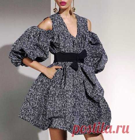 ВЕЧЕРНИЕ НАРЯДЫ ИЗ КРУИЗНОЙ КОЛЛЕКЦИИ ESCADA RESORT 2019 — ШИКАРНО, СТИЛЬНО И РОСКОШНО Новая коллекция модной женской одежды и вечерних платьев Resort 2019 от известного немецкого бренда Escada. 

Вечерняя часть коллекции полна шикарными вечерними костюмами и платьями с мерцающими узорными вышивками. Выполнены они в темно-синем, сером и черном цвете и выглядят нарядно, стильно и рос