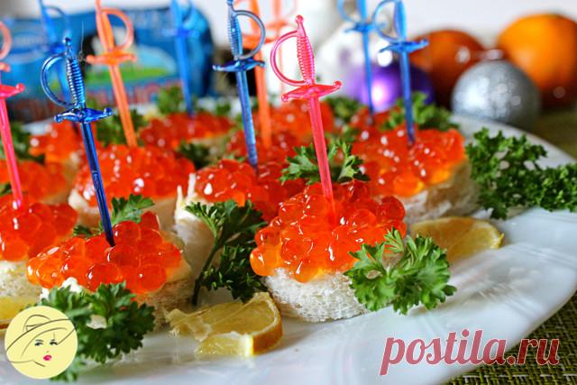 Канапе с красной икрой и сырным салатом

 10 порций
 20 мин (ваши 20 мин)
Вкусные, аппетитные и яркие канапе с красной икрой - отличная закуска для праздничного фуршетного стола.