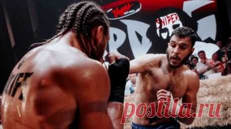 «Крики отца разрывали душу, поэтому остановился»: Давудов о первом поражении в Top Dog, тренировках в подвале и самураях. Действующий чемпион Top Dog в среднем весе Наим Давудов заявил в интервью RT, что ни один боец не хочет, чтобы его близкие видели его в состоянии грогги. По его словам, именно присутствие отца у ринга заставило его отказаться от продолжения поединка с Сержем Михелем, в котором он потерпел первое поражение в кулачных боях. Также спортсмен рассказал, чем его удивил…