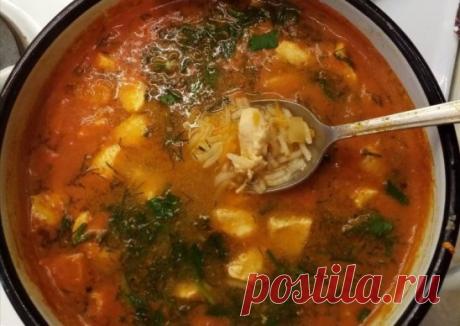 «Харчо » с курицей
Куриная грудка — 300 гр
Морковь — 1 шт
Репчатый лук — 1 шт
Рис — 100 гр
Чеснок — 3 зубчика
Томатная паста — 2 стол ложки
Соль и специи — по вкусу
Зелень — небольшой пучок
Масло растительное — для жарки
Расчёт — на 3 литра
1 Куриную грудку нарезать на кусочки
2 Рис отварить вместе с куриной грудкой в подсоленной воде
3 Морковь натереть на крупной тёрке (или нарезать кружочками )
4 Репчатый лук нарезать маленькими кубиками
5 Морковь и репчатый лук обжарить , добавить томатную