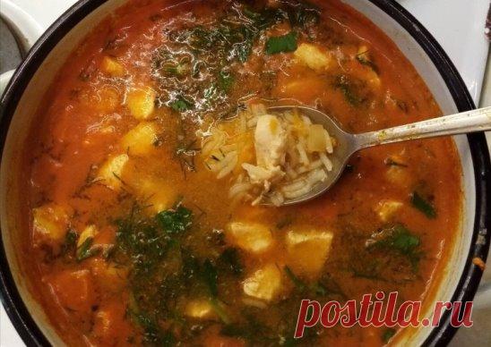 «Харчо » с курицей
Куриная грудка — 300 гр
Морковь — 1 шт
Репчатый лук — 1 шт
Рис — 100 гр
Чеснок — 3 зубчика
Томатная паста — 2 стол ложки
Соль и специи — по вкусу
Зелень — небольшой пучок
Масло растительное — для жарки
Расчёт — на 3 литра
1 Куриную грудку нарезать на кусочки
2 Рис отварить вместе с куриной грудкой в подсоленной воде
3 Морковь натереть на крупной тёрке (или нарезать кружочками )
4 Репчатый лук нарезать маленькими кубиками
5 Морковь и репчатый лук обжарить , добавить томатную