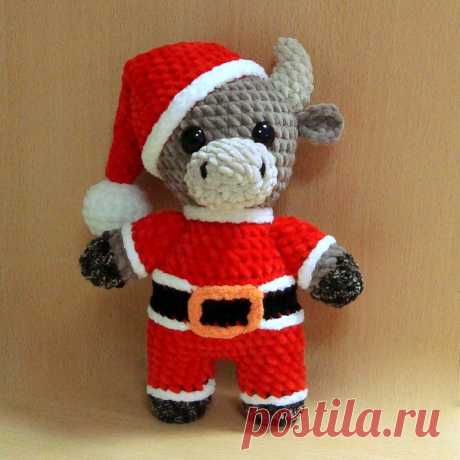 PDF Новогодний Бычок крючком. FREE crochet pattern; Аmigurumi animal patterns. Амигуруми схемы и описания на русском. Вязаные игрушки и поделки своими руками #amimore - корова, коровка, телёнок, плюшевый бык, бычок из плюшевой пряжи, Новый год.