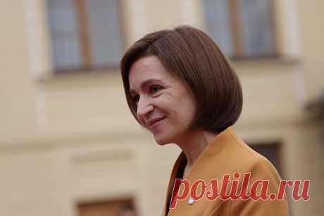 Три министра из правительства Молдавии ушли в отставку. Президент Молдавии Майя Санду приняла заявления об отставке трех министров республики. В отставку ушли министр внутренних дел Анна Ревенко министр образования Анатолий Топалэ и министр инфраструктуры Лилия Дабижа. Ранее Ревенко сообщила, что решила сложить полномочия после инцидента со стрельбой в аэропорту Кишинева.