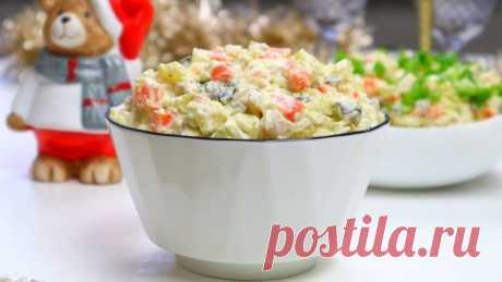 ОЛИВЬЕ! Добавьте 1 банальный ингредиент! Дешевле некуда, а вкус королевский!
Сегодня мы готовим всеми любимый салат Оливье. Но чтобы сделать его ещё вкуснее, добавим один совершенно простой секретный ингредиент, о котором Вы точно не знали. Если Вы любите экспериментировать, этот рецепт для Вас!

Ингредиенты:
- мясо куриное сочное -  300 г
- картофель - 4 шт.
- морковь небольшая - 1 шт.
- яйца - 4 шт.
- огурцы соленые - 200 г
- горошек зелёный - банка жестяная 
- лук репча...