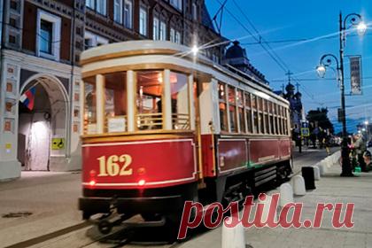 В Нижнем Новгороде запустили ретро-трамвай 1938 года. Экскурсионный трамвай образца 1938 года запущен в Нижнем Новгороде, он будет курсировать по улице Рождественской до конца августа, сообщил мэр Юрий Шалабаев. Трамвайный вагон отремонтировали в 2013 году, однако модернизировать его не стали. Сиденья в вагоне деревянные, салон освещают лампы накаливания без плафона.