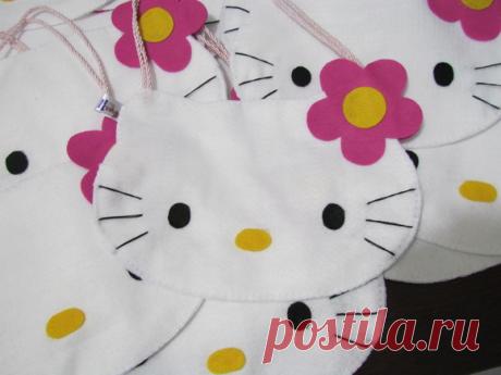 Bolsinha Hello Kitty | Martelli Mimos | Elo7 Linda sacola surpresa no tema Hello Kitty.
Bolsinha costurada à mão, dando um acabamento mais delicado.