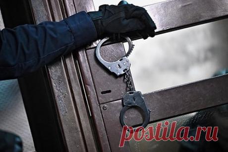 Глава российского морга организовал платные вскрытия и отделался условным сроком. Суд в Петербурге приговорил к 1,5 года лишения свободы условно судмедэксперта Виктора Василенко, организовавшего внеочередные платные вскрытия на территории больницы. Врача признали виновным по части 1 статьи 285 УК РФ («Злоупотребление должностными полномочиями»). В зале суда он полностью признал вину.