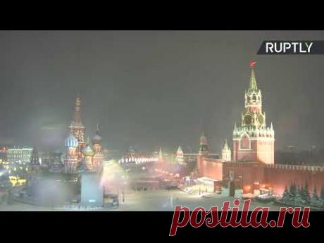 Москва встречает Новый год красочным салютом — LIVE