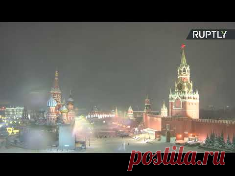 Москва встречает Новый год красочным салютом — LIVE