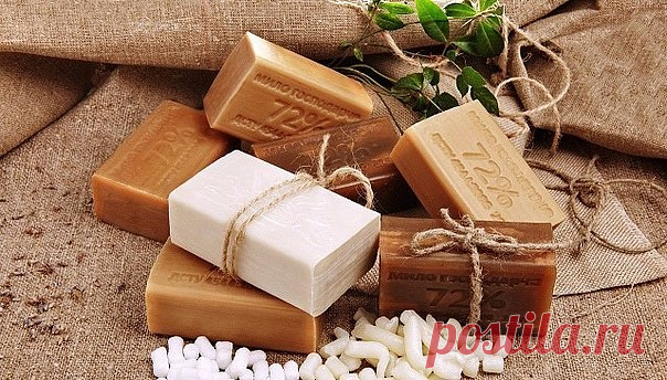 ХОЗЯЙСТВЕННОЕ МЫЛО! РЕЦЕПТЫ ЗДОРОВЬЯ!
Коричневые брусочки хозяйственного мыла у большинства из нас ассоциируются с временами тотального дефицита. Однако и сейчас это средство даст фору передовым новинкам бытовой химии. Что там говорить: хозяйственное мыло при копеечной стоимости — просто незаменимый продукт! Судите сами.
• Если смазать хозяйственным мылом мелкие царапины, порезы и ранки, то можно значительно снизить риск инфекции и ускорить заживление.
• Во избежание появл...