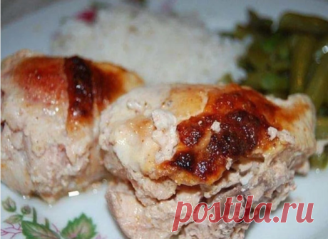 Курица в кефире

Продуктов минимум, а вкус - ну просто изумительный!

Ингредиенты:
- 1 курица
- 0,5-0,75 л кефира
- соль, приправы для курицы

Приготовление:

Курицу промыть, разрубить на порционные куски.

Затем посыпать солью и щедро приправкой для курицы.

Кусочки курицы переложить в емкость для маринования и залить кефиром, чтобы он полностью покрыл курочку. Оставить мариноваться минимум на 2 часа.

Затем переместить курочку в огнеупорную форму вместе с маринадом и зап...