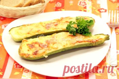 Кабачки с сыром Сочные, румяные кабачки, запеченные в духовке с сыром не займут у вас много времени на готовку, но сполна окупятся восторженными комплиментами гостей.