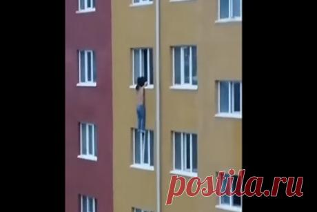 Россиянка удерживала висящего на подоконнике восьмого этажа мужчину. Женщина в Горно-Алтайске до приезда сотрудников МЧС удерживала мужчину, который висел на высоте восьмого этажа. Он ругался матом, а его подруга умоляла вернуться в квартиру. По словам очевидцев, мужчина, вероятно, был пьян. Прибывшие на место сотрудники МЧС затащили его обратно домой.
