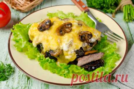 Сытно и вкусно: отбивные с грибами, сыром и черносливом Это блюдо можно приготовить на любой праздник