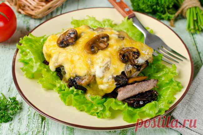Сытно и вкусно: отбивные с грибами, сыром и черносливом Это блюдо можно приготовить на любой праздник